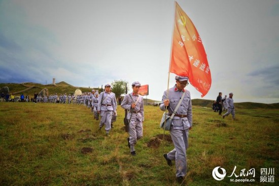 9月12日,四川阿坝州长征干部学院的学员们体验当年红军穿越的大沼泽.