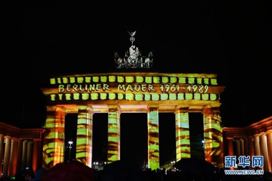 柏林举行灯光秀活动庆祝德国统一26周年