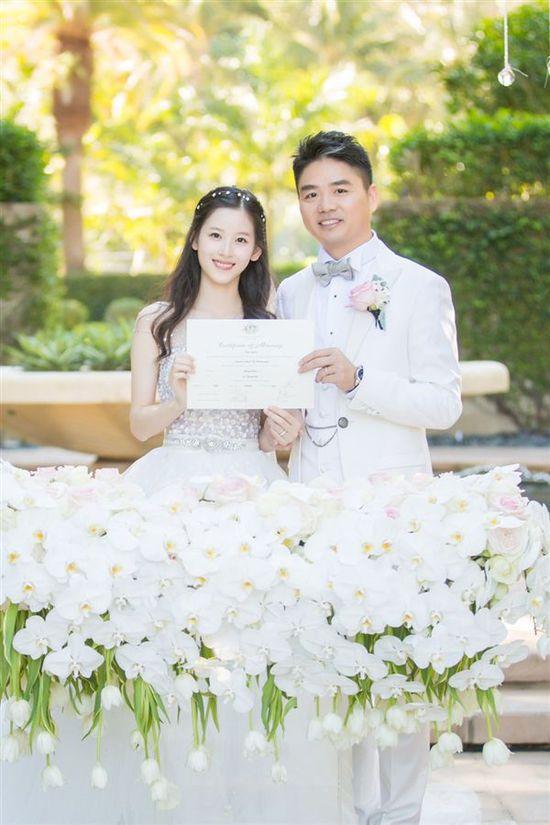 奶茶妹妹刘强东结婚一周年 回顾两人相识相恋