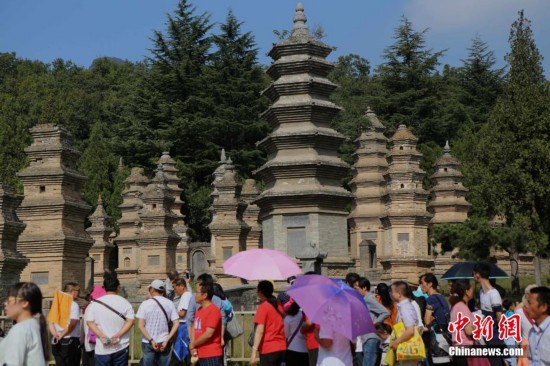 黄金周少林寺人潮涌动 万车汇集犹如电路板