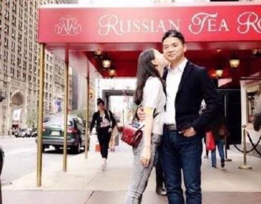 奶茶妹妹刘强东结婚一周年 重返哥大纪念如此