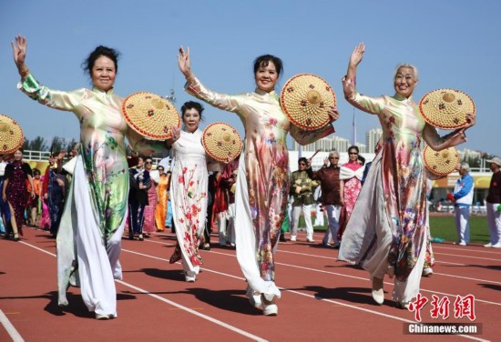 近3000位中老年人盛装巡游 舞蹈模特秀轮番上