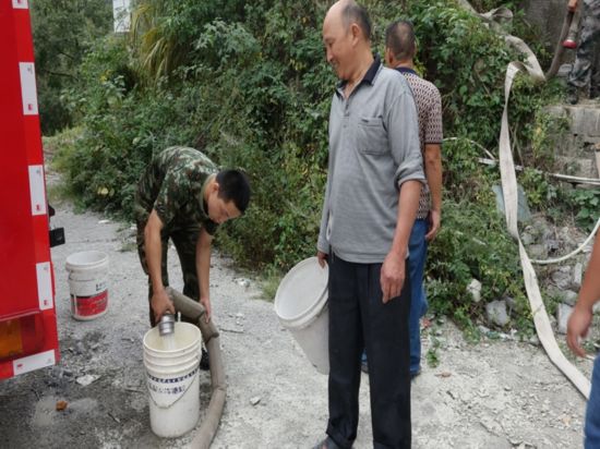 关中坝联合县消防队为群众送去及时雨