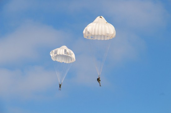 王起超摄图为特战小组操作降落伞掠地飞行.