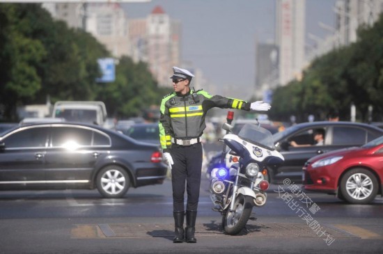 最帅交警晒萌照 一夜成网红