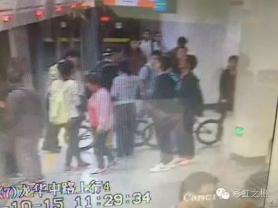上海3名外籍男子扛自行车地铁逃票 用英语骂人