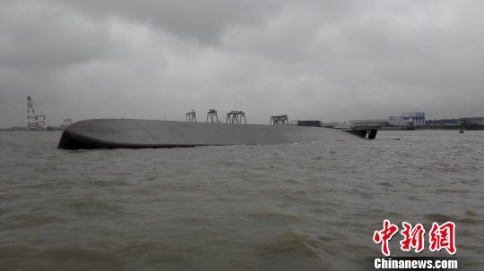 长江江苏段一艘黄沙船翻沉 3名落水人员获救