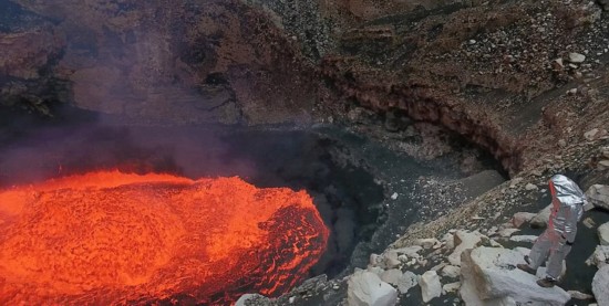 摄像师火山口宿营 与滚烫岩浆亲密接触(高清组