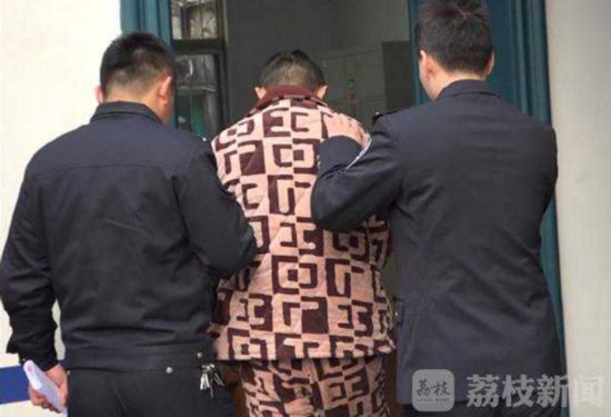 徐州女子乘公交手机被盗 民警揪出扒窃团伙--人