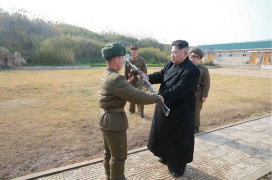 金正恩视察前哨基地和防御队 对基地备战作出