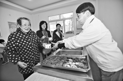 3万老人吃上幸福食堂武汉市社区推广复制超