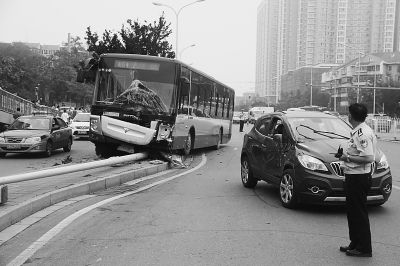 为逃停车费 滴滴司机撞人又撞车