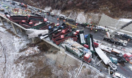 京昆高速山西段多车相撞事故造成17人死亡