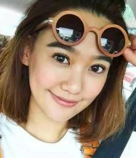 在instagram上传与模特儿公司老板娘李月,模特儿倪晨曦及钟稀文等庆祝