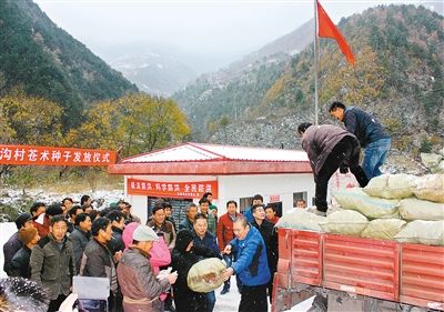 中国贫困山区人口_...孩子们蹲在简陋的校舍旁吃饭.中国90%的贫困人口集中于农(2)