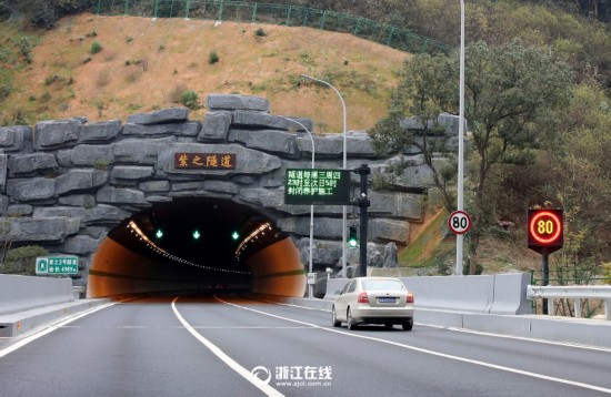 在高速公路隧道里限速80的路段上最多能开几码.超过100算不算超速?