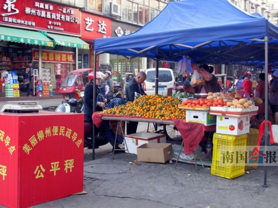 为有效解决流动摊点占道经营 柳州试点收编 游