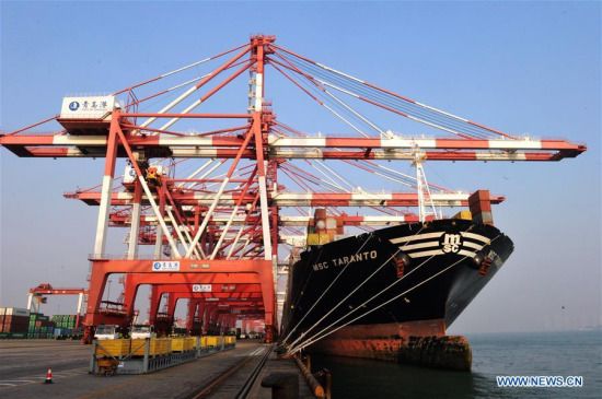 A foreign cargo ship is seen at Qingdao Port in east China's Shandong Province, Dec. 8, 2016. (File photo: Xinhua/Yu Fangping)