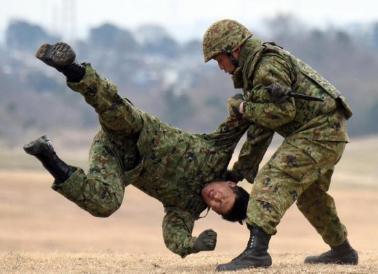 日本唯一伞降部队举行公开训练 美军特种兵首次参加(组图)