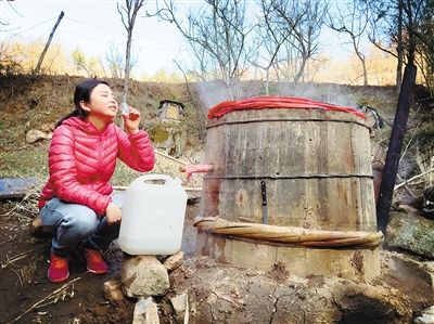 大山深处 柞水村民自酿柿子酒