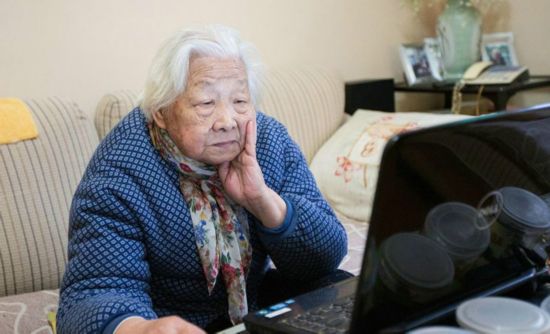 93岁奶奶玩网游 为防老年痴呆每天玩游戏手速