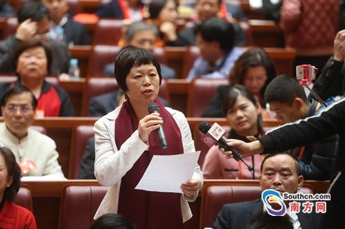 广东省政协大会发言各路委员上演抢麦大战-