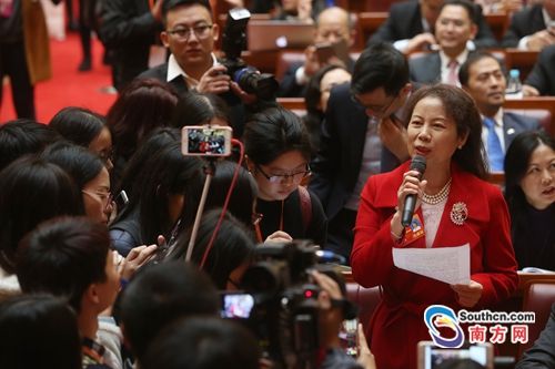 广东省政协大会发言各路委员上演抢麦大战