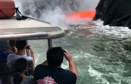 永生难忘!大胆游客近距离围观夏威夷火山爆发