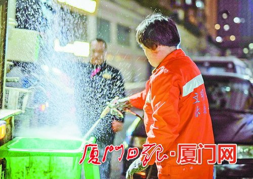 厦门环卫工除夕不放假 全力以赴保障春节市容