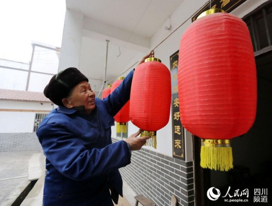 大年三十，廣安市前鋒區龍塘街道辦事處黃鋒村村民正在挂燈籠。（陳定軍 攝）