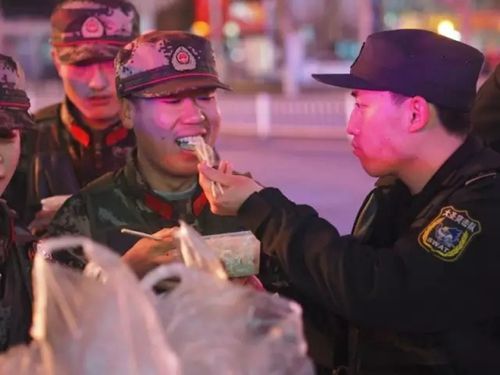 除夕夜，港城警察在紅藍警燈下就著寒風吃餃子。