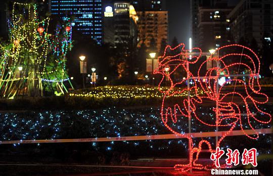 2月7日晚，福州溫泉公園里各種彩燈將公園裝扮的流光溢彩?！埍蟆z