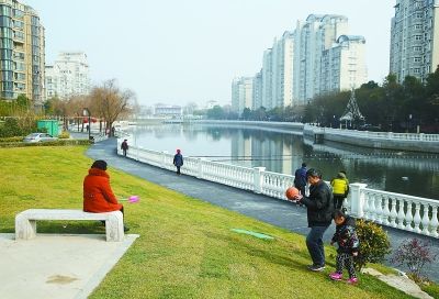 南京秦淮区清水塘水清岸绿 吸引市民前来散步