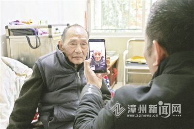 漳州芗城:为退休老人做社保手机APP认证人脸