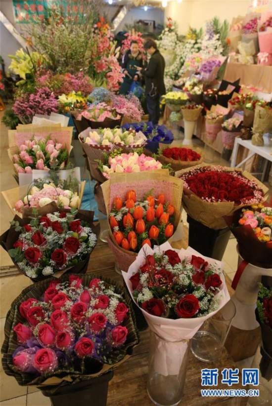这是上海曹家渡花市一家花店内展示的各种类型的花束(2月14日摄)