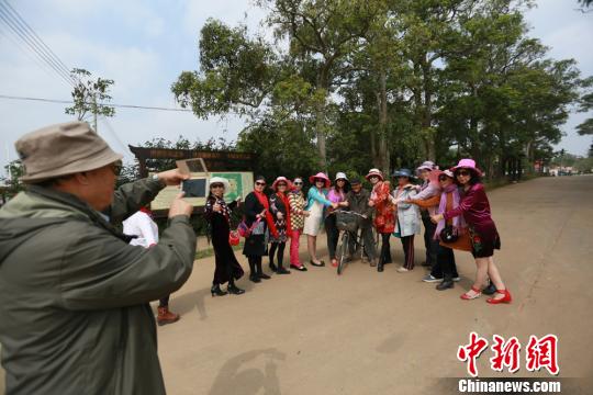 探访海南澄迈长寿村:103岁老人骑车唱歌 游客