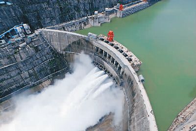 图③ 溪洛渡水电站控制室内,数字显示着大坝的运行状态.