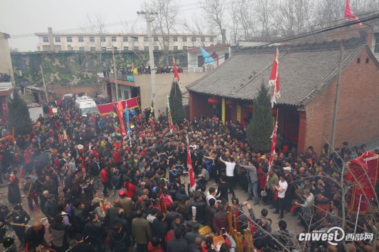 西安朝鲜族人口有多少_学生们和朝鲜族演员一起表演-和最可爱的人在一起