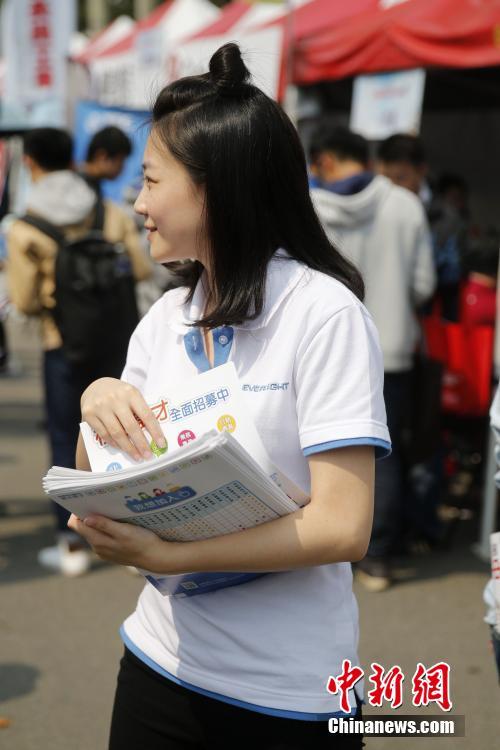 美女招聘_洗车场内的艳遇 奔放美女招人眼球