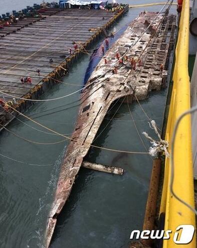 韩国 世越 号沉船整体被打捞出水