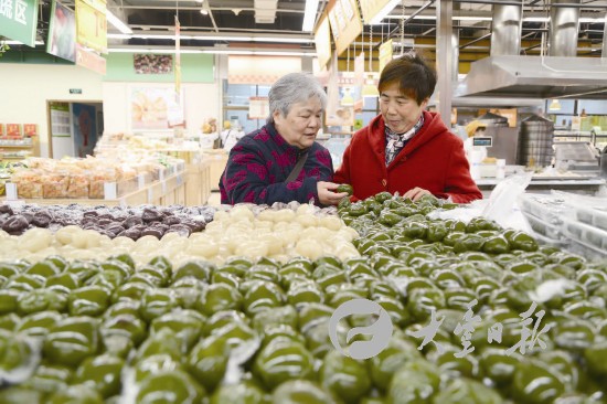 盐城大丰各大超市青团上架 选购市民络绎不绝