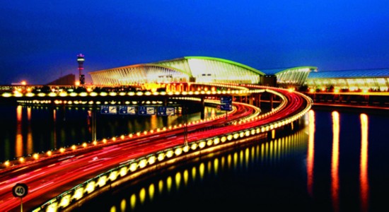 This is a night view of Shanghai Pudong International Airport. [Photo: people.com.cn]