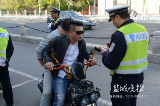 盐城交警半天在路口查获28起非机动车交通违