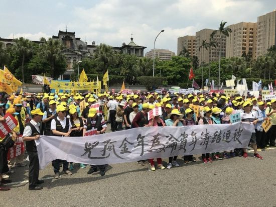 五一勞動節，由團結工聯、台灣產業總工會等工運團體組成的“2017五一行動聯盟”，號召萬人上街游行，誓言向蔡英文當局、慣老板宣戰