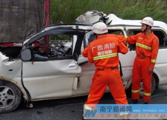 南宁泉南高速一小车追尾大货车1名司机不幸遇