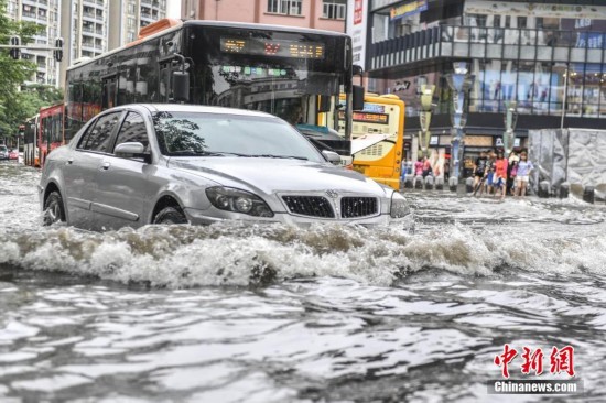 广州暴雨来袭 市区多处积水