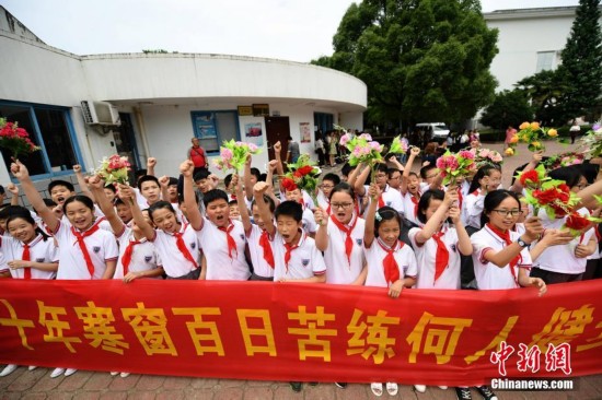 长沙一学校全体师生为高三学子送考 仪式持续17年