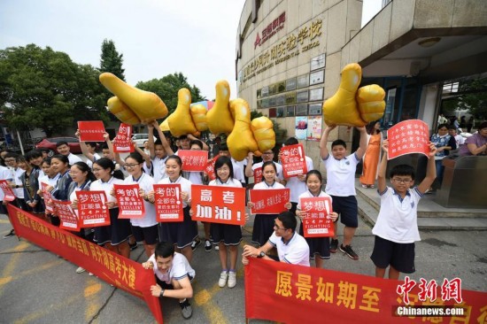 长沙一学校全体师生为高三学子送考 仪式持续17年