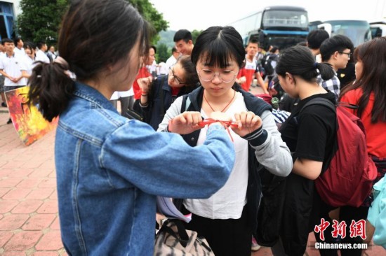 长沙一学校全体师生为高三学子送考 仪式持续17年