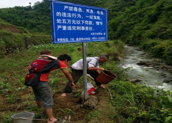 (图为:大河坝镇大园子村树立警示牌)